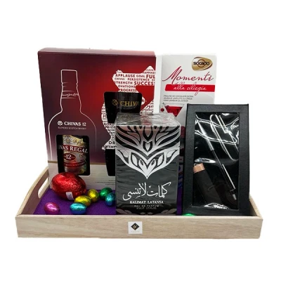 Imagine din Pachet cadou Stars, set Chivas Regal 12Yo cu doua pahare, parfum arabesc, Ard Al Zaafaran, Kalimat Latansa de 100ml, bricheta, pix si briceag,