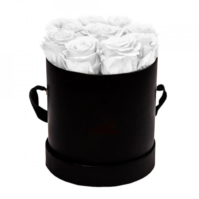 Imagine din Aranjament floral cu 9 trandafiri de sapun, in cutie neagra rotunda, alb (Culoare: Alb)