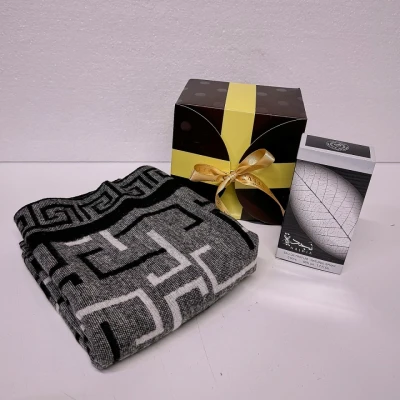 Imagine din Pachet Secret Santa pentru barbati, cu fular lung din casmir si Parfum arabesc Ard al Zaafaran Najdia, 50 ml, in cutie cadou, Gri, 188x34cm