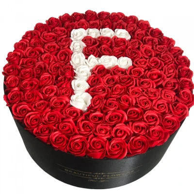 Imagine din Aranjament floral personalizat cu litera, cutie rotunda neagra 135 trandafiri de sapun, F (LITERA: Litera F)