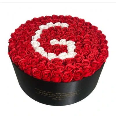 Imagine din Aranjament floral personalizat cu litera, cutie rotunda neagra 135 trandafiri de sapun, G (LITERA: Litera G)