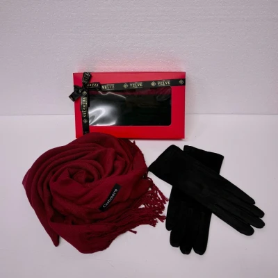 Imagine din Pachet Secret Santa pentru femei, cu fular lung si manusi elegante, asortate, in cutie fereastra de prezentare, Burgundy