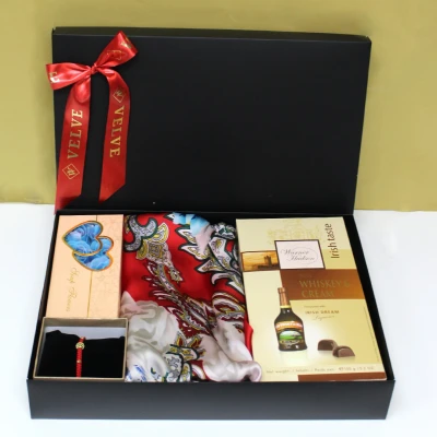 Imagine din Pachet cadou pentru femei Irish Dream, cu esarfa, bratara martisor, set 10 trandafiri de sapun si cutie bomboane ciocolata umplutura