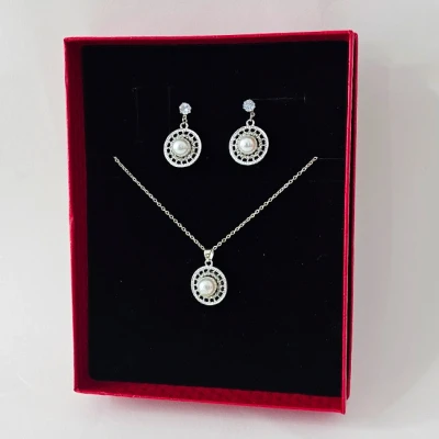 Imagine din Set accesorii Feeling, din inox, cu cercei, lantisor si pandativ cristale, in cutie eleganta, Argintiu