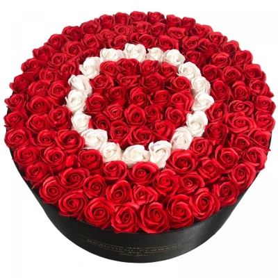 Imagine din Aranjament floral personalizat cu Litera cutie rotunda neagra 135 trandafiri de sapun, O (LITERA: O)