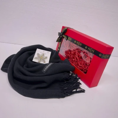 Imagine din Cadou pentru femei Secret Santa, cu Esarfa lunga tip sal si Brosa Fulg de Zapada, in caseta fereastra prezentare, Negru