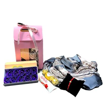 Imagine din Pachet cadou pentru femei, Sweet Pink, cu esarfa, bratara martisor, Praline Ferrero Rocher 50gr si Raffaello 40gr, set trandafiri de sapun, in cutie