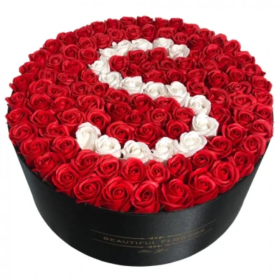 Imagine din Aranjament floral personalizat cu Litera cutie rotunda neagra 135 trandafiri de sapun, S (LITERA: S)