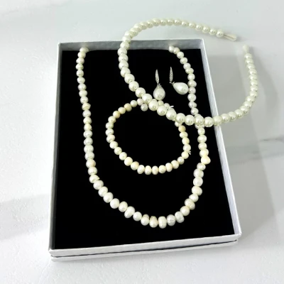 Imagine din Set accesorii Precious Pearls, colier, cercei, brățară si bentita din perle, in cutie cadou, Alb