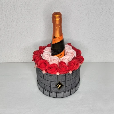 Imagine din Velve Story Gift, Aranjament floral in cutie rotunda silver cu trandafiri de sapun si Prosecco (Model: Bicolor)