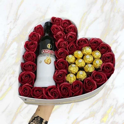 Imagine din Cadou pentru femei cutie inima alba cu trandafiri de sapun, Angelli si 11 praline Ferrero Rocher, Bordo (Culoare: Rosu)