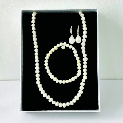 Imagine din Set accesorii Precious Pearls, colier, cercei și brățară din perle de cultură, in cutie cadou, Alb