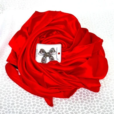 Imagine din Pachet cadou Silk &amp; Shine, cu esarfa din matase si brosa, in cutie fereastra, Rosu
