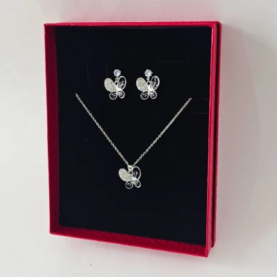Imagine din Set accesorii Feeling, din inox, cu cercei forma fluture, lantisor si pandativ cristale, in cutie eleganta, Argintiu