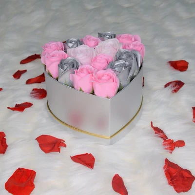 Imagine din Aranjament floral Intimissimo cutie inima cu 15 trandafiri sapun (Culoare: roz gri)