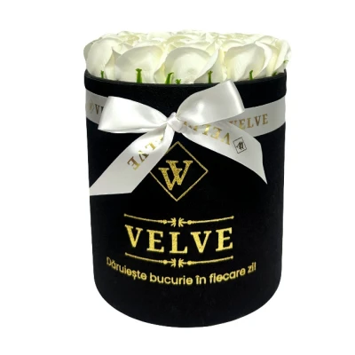 Imagine din Aranjament floral alb Trandafiri parfumati de sapun, in cutie neagra Luxury (Culoare: si negru)
