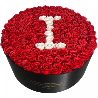 Imagine din Aranjament floral personalizat cu litera, cutie rotunda neagra 135 trandafiri de sapun, I (LITERA: Litera I)