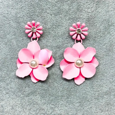 Imagine din Cercei lungi Theona, design floral, cu tija si pietre artizanale, Roz