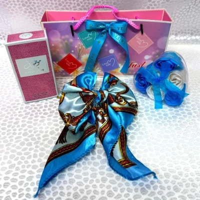 Imagine din Set Arabian Love, cu parfum Ameerat Al Arab, inima trandafiri de sapun si esarfa satinata, Albastru