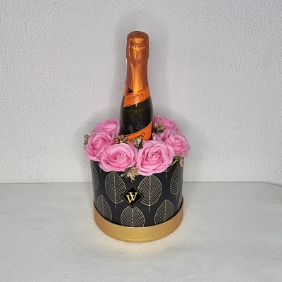 Imagine din Velve Golden Pink Gift, Aranjament floral in cutie rotunda trandafiri de sapun si Prosecco (Model: Passion)