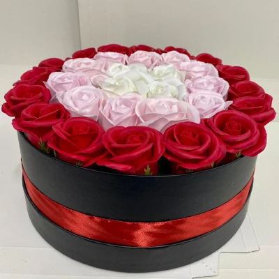 Imagine din Aranjament floral cu 31 trandafiri sapun in cutie rotunda neagra, Rosu roz (Culoare: roz)