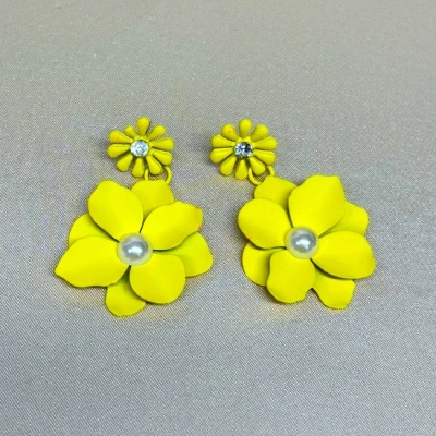 Imagine din Cercei lungi Theona, design floral, cu tija si pietre artizanale, Galben