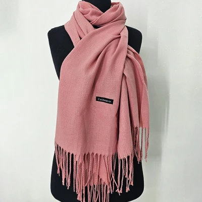 Imagine din Esarfa tip sal Belladona, din material subtire, cu franjuri si emblema, Roz pal, 180x65 cm