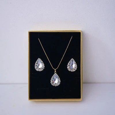 Imagine din Set accesorii Feeling, din inox, cu cercei, lantisor si pandativ cristale, in cutie eleganta, Gold Drop