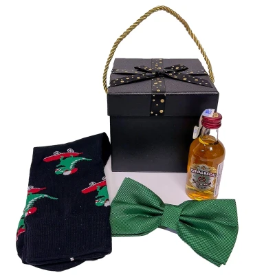Imagine din Cadou Secret Santa pentru barbati, sosete cu tematica Craciun, papion asortat si Whiskey Chivas Regal 50ml, Verde