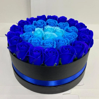Imagine din Aranjament floral cu 31 trandafiri sapun in cutie rotunda neagra, albastru (Culoare: Albastru)