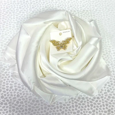 Imagine din Pachet cadou Silk &amp; Shine, cu esarfa din matase si brosa, in cutie fereastra, Alb
