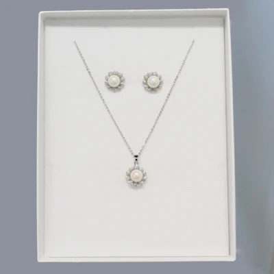 Imagine din Set accesorii Flower Pearl, din inox, cu cercei, lantic si pandantiv, stilizat perle cristale, in cutie cadou, Argintiu