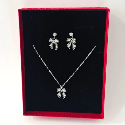 Imagine din Set accesorii Feeling, din inox, cu cercei forma fundita, lantisor si pandativ cristale, in cutie eleganta, Argintiu