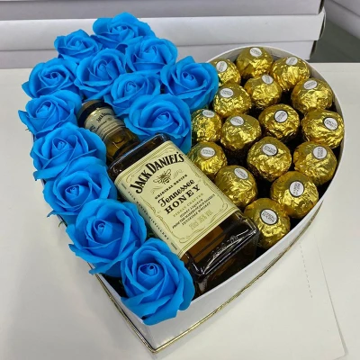 Imagine din Cadou Sweet Honey cutie inima alba cu trandafiri de sapun, Jack Daniel&#039;s si 16 praline Ferrero Rocher, Roz (Culoare: Roz)