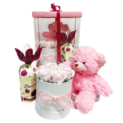 Imagine din Pachet Magic, Aranjament floral, Ursulet de plus si Praline Heidi (Pentru: Femei)