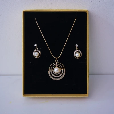 Imagine din Set accesorii Feeling, din inox, cu cercei, lantisor si pandativ cristale, in cutie eleganta, DejaVu Gold pearl