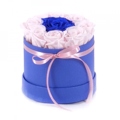 Imagine din Aranjament floral Special One, cutie rotunda cu funda si trandafiri de sapun, alb (Culoare: Alb)