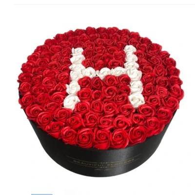 Imagine din Aranjament floral personalizat cu litera, cutie rotunda neagra 135 trandafiri de sapun, H (LITERA: Litera H)