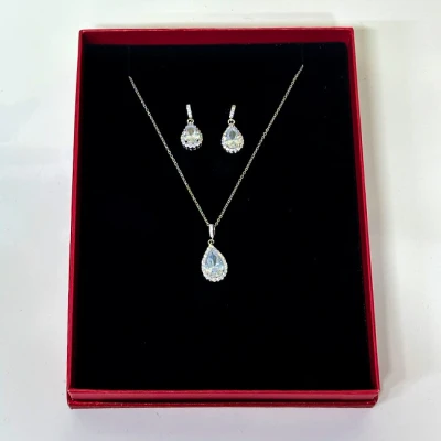 Imagine din Set accesorii Precious Cristal, din inox, cu cercei, lantic si pandantiv, stilizat pietre semipretioase cristale, in cutie cadou, Argintiu