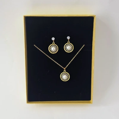 Imagine din Set accesorii Feeling, din inox, cu cercei, lantisor si pandativ cristale, in cutie eleganta, Auriu