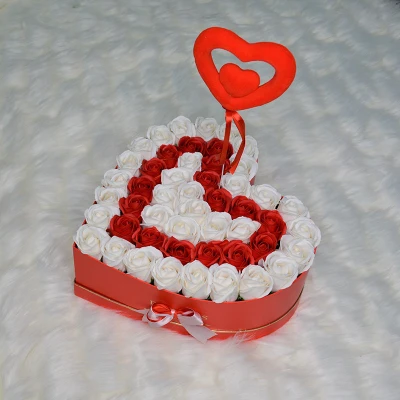 Imagine din Aranjament floral Passion Love cutie inima cu 47 trandafiri sapun (Culoare: alb si rosu)