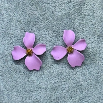 Imagine din Cercei A Little Magic, cu design floral si prindere tija, Lila