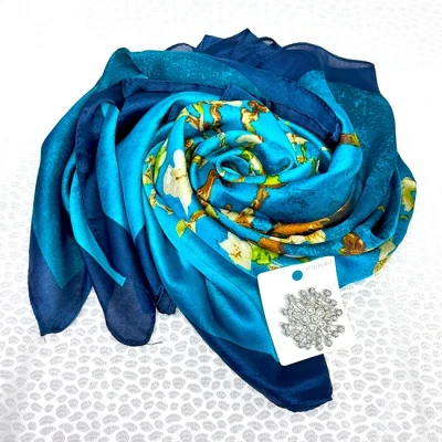 Imagine din Pachet cadou Silk &amp; Shine, cu esarfa din matase si brosa, in cutie fereastra, Albastru Multicolor