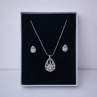 Imagine din Set accesorii Feeling, din inox, cu cercei, lantisor si pandativ cristale, in cutie eleganta, Silver Fern