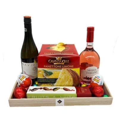 Imagine din Pachet cadou Stars, vin Navigo Compas Chardonnay Alb Sec, Mosia Tohani Demisec, Panettone Limone de 750g, Kinder Joy, praline Heidi si 11 oua