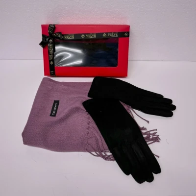Imagine din Cadou Secret Santa pentru femei, cu Esarfa lunga tip Sal si manusi asortate, in cutie premium de prezentare, Mov prafuit