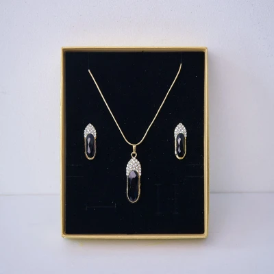 Imagine din Set accesorii Feeling, din inox, cu cercei, lantisor si pandativ cristale, in cutie eleganta, Trust auriu/negru