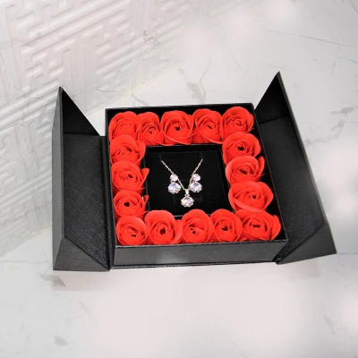 Imagine din Cutie trandafiri si set de bijuterii Power of Atraction, Negru (Culoare: Negru)