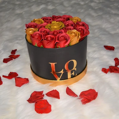 Imagine din Aranjament floral Blossom Wish cutie rotunda cu 21 trandafiri sapun (Culoare: Rosu)
