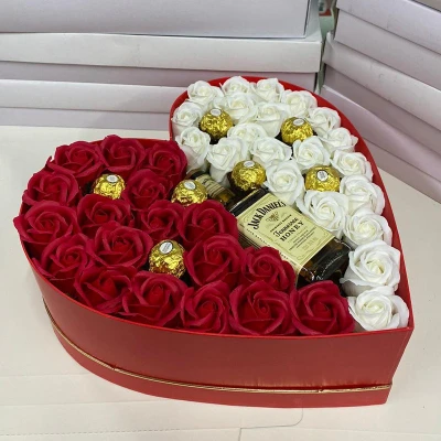 Imagine din Cadou Sweet Honey cutie inima rosie cu trandafiri de sapun, Jack Daniel&#039;s si praline Ferrero Rocher (Culoare: Rosu)